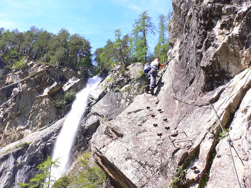 Háttérben a Lehner Wasserfall